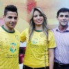 O jogador Cicinho (E), lateral do Sivasspor Kulubu/TUR, que assinou a camisa da campanha da LBV, com os jornalistas Kaline Bradley e Carlos Eduardo, da TV Jornal (repetidora da SBT em Pernambuco).