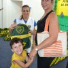 Rio de Janeiro, RJ — Acompanhado pela mãe, o aluno Caio recebe a mochila com os materiais escolares das mãos da professora Eliane Moreira.