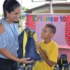 Belo Horizonte, MG - A Carla Cristina Ricardo de Carvalho, que trabalha no apoio pedagógico da Regional Norte, também esteve presente na instituição e fez questão de entregar o kit de material escolar e pedagógico para as crianças atendidas pela LBV.