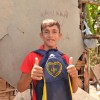 Macaíba, RN — Jovem exibe, contente, o kit de materiais pedagógicos que recebeu da LBV. A ação ajudará centenas de crianças a permanecerem na Escola.