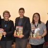 NUEVA YORK, EUA — La representante de la LBV en el evento, Amanda Vieira (Izq.), entrega la revista BUENA VOLUNTAD Mujer a la delegación de Colombia. De izquierda a derecha: Beatriz Quintero, de la Red Nacional de Mujeres; Martha Ordóñez Vera, Consejera Presidencial para la Equidad de la Mujer; Carolina Melo Arévalo, Coordinadora de La Mesa por la Vida y la Salud de las Mujeres, y María Adelaida Palacio, Coordinadora jurídica de La Mesa por la Vida y la Salud de las Mujeres.
