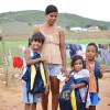 Alagoa Grande, PB — Para as crianças, o kit é uma motivação para que prossigam com os estudos, longe dos perigos das ruas; para os pais, os materiais pedagógicos são uma importante ajuda financeira, aliviando o orçamento de muitas famílias.