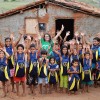 Alagoa Grande, PB — Felizes, atendidos pelo programa Criança: Futuro no Presente! exibem os kits de material escolar distribuídos pela Legião da Boa Vontade.