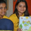 MARINGÁ, PR — Meninas atendidas pela LBV exibem os kits de materiais pedagógicos que receberam da Entidade. Na Cidade Canção, a iniciativa beneficiou centenas de famílias de baixa renda.