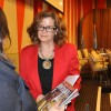 NUEVA YORK, EUA — La Dra. Anne Marie Goetz (Der.), Profesora Clínica de la Universidad de Nueva York, recibe la revista BUENA VOLUNTAD Mujer.