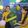 Curitiba, PR — A campanha entregará 16 mil kits de material pedagógico. A ajuda serve de motivação para as crianças e adolescentes prosseguirem com os estudos, além de representar um importante apoio aos pais que não têm recursos para adquirir o material escolar.