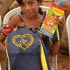 Macaíba, RN — Com alegria, atendida da LBV mostra os itens do kit pedagógico. Agora, ela terá materiais novinhos para estudar e se dedicar durante todo o ano letivo.