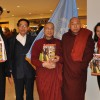 NUEVA YORK, EUA — Representantes de la Legión de la Buena Voluntad en la conferencia confraternizan con profesores de meditación de Myanmar, en Asia. De izquierda a derecha: Danilo Parmegiani, representante de la LBV en las Naciones Unidas, los profesores U Tun Shwe, U Vimala y Ahsin Ariwam, y Gabriela Marinho, de la LBV.