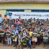Buíque, PE — Felizes, atendidos exibem o kit de materiais pedagógicos que receberam da Instituição. O benefício não só as auxiliará na escola, como também contribuirá para a diminuição das despesas do lar.