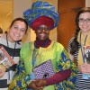 NUEVA YORK, EUA — Representantes de la Legión de la Buena Voluntad en el evento confraternizan con la Sra. Akumaa Mama Zimbi (Centro), Fundadora y Directora Ejecutiva de la Fundación Mama Zimbi de Acra (Ghana), que trabaja por la promoción de los derechos de la mujer.