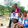 Tupanatinga, PE — A atendida Maria Corina da Conceição tem oito filhos e agradece pela cesta de alimentos que a ajudará muito no sustento de sua família.