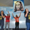 Salvador, BA - Animados, jovens participam de apresentações musicais na Ingreja Ecumênica da Religião de Deus, do Cristo e do Espírito Santo, durante a conclusão do 43º Fórum Internacional do Jovem Ecumênico da Boa Vontade de Deus.
