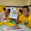 Salvador, BA — Crianças exibem os materiais pedagógicos que compõem o kit entregue pela LBV.