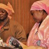 NUEVA YORK, EUA — Integrante de la delegación de Nigeria hojea la revista BUENA VOLUNTAD Mujer que recibió de las representantes de la Legión de la Buena Voluntad durante la conferencia.