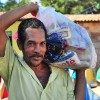 Simões Filho, BA - A mesa farta agora será uma realidade no Natal de centenas de pessoas que receberam as cestas de alimentos da campanha Natal Permanente da LBV - Jesus, o Pão Nosso de cada dia! em Simões Filho.
