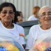 JOÃO PESSOA, PB — Satisfeitas, idosas que participam do programa Vida Plena, da LBV, levam para casa cestas de alimentos da campanha de Natal da LBV.