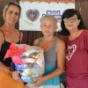 Aracruz, ES — A gerente da unidade de Assistência Social de Aracruz, sra. Nomildes de Oliveira (à esquerda), agradeceu a ajuda prestada pela LBV às famílias de baixa renda do município.