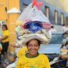 JOÃO PESSOA, PB — Alegre, mãe agradece a Legião da Boa Vontade pela cesta de alimentos: