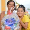 JOÃO PESSOA, PB — Com sorriso de satisfação estampado no rosto, mãe e filha agradecem a cesta de alimentos recebida da LBV para um Natal mais feliz.