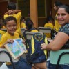 Foz do Iguaçu, PR - Mãe e filho demonstram a alegria de receberem o kit pedagógico. Além do material, as crianças recebem durante todo o ano alimentação balanceada, uniforme e oportunidades para aproveitar a infância de forma saudável.