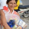 JOÃO PESSOA, PB — Emocionada, mãe não mede esforços para levar para casa a cesta de alimentos que recebeu da LBV e irá garantir, para sua família, mesa farta neste Natal.