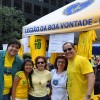 Público presente no evento confraterniza com os representantes da Legião da Boa Vontade durante o Brazilian Day, em Nova York/EUA.