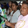 Salvador, BA — O povo agita as bandeirinhas do Brasil e da Religião do Amor Universal durante o 42º Fórum Internacional do Jovem Ecumênico da Boa Vontade de Deus.
