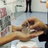 AMERICANA, SP — Com a mão direita, o jovem estende a mão para receber os fluidos da Pedra Batizada pelos Irmãos da Espiritualidade Superior. Após, eleva à fronte como se realizasse uma limpeza espiritual e fortalece a canalização fluídica com o Mundo da Verdade.
