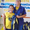 Patos de Minas/MG - A educadora social da LBV, Larissa, entrega a Filipe Alves, 10 anos, a mochila com o kit pedagógico oferecido pela Instituição aos atendidos.