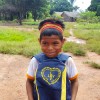 Rondonópolis, MT — Estudante indígena abraça o presente que recebeu da LBV. A iniciativa visa apoiar os pais que não têm recursos para a compra do material escolar e contribuir para o combate ao analfabetismo.