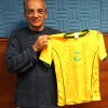 A Rádio Bandeirantes, de Goiânia, GO, também abraça a iniciativa da LBV e divulga a campanha “Fiz um gol pela Infância Brasileira!”. Na foto, o cronista esportivo Evandro Gomes com a camiseta da Instituição.
