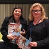 NUEVA YORK, EUA: Adriana Rocha, de la LBV, (Izq.), entrega la revista BUENA VOLUNTAD Mujer a Salla Saastamoinen, Directora de Igualdad de la Comisión Europea.