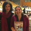 NUEVA YORK, EUA: Durante la conferencia, la Directora Ejecutiva Global de la ONG Igualdad Ya, Yasmeen Hassan (Izq.), recibe la revista BUENA VOLUNTAD Mujer en inglés.