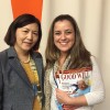 NUEVA YORK, EUA: Yoko Hayashi (Izq.), Presidente del Comité para la Eliminación de la Discriminación contra la Mujer (CEDAW, sigla en inglés), recibe de manos de Sâmara Caruso, de la LBV, la publicación especial de la Institución. 
