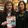 NUEVA YORK, EUA: La representante de la LBV Eliana Gonçalves (Izq.) confraterniza con Olfa Soukri Cherif, miembro del Parlamento de Túnez, y le entrega la publicación especial de la Institución.