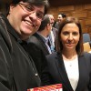NUEVA YORK, EUA: Danilo Parmegiani, de la LBV, entrega la revista BUENA VOLUNTAD Mujer a la señora Gila Gamliel, Ministra de Igualdad Social, de Israel.