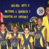 Cachoeiro de Itapemirim/ES - Com sorriso no rosto e a felicidade de receber os materias que usarão na escola, crianças e adolescentes atendidos pela LBV posam para foto ao lado da gestora municipal Angela Maria Alves e da Assistente Social Larissa Gomes.