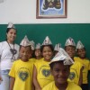 CACHOEIRO DE ITAPEMIRIM, ES - Com muita alegria e empolgação, meninos e meninas atendidos pela LBV, posam para foto junto da educadora social da Instituição, Maria Patricia Rodrigues, com os chapéus dos soldadinhos de Deus, confeccionados por eles mesmos. 