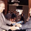 Camillo Calazans (1928-2012), presidente do Banco do Brasil, entrega o diploma a Paiva Netto, título de Aluno Eminente do Colégio Pedro II, tradicional centro de ensino carioca.