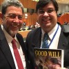 NOVA YORK, EUA — O representante da LBV nas Nações Unidas, Danilo Parmegiani (D), conversou com o primeiro-ministro de São Vicente e Granadinas, Ralph Gonsalves, e entregou a publicação da Instituição.