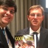 NOVA YORK, EUA — O primeiro-ministro da Eslovênia, Miro Cerar (D), recebe a revista Boa Vontade Desenvolvimento Sustentável das mãos de Danilo Parmegiani, representante da LBV nas Nações Unidas.