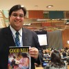 NOVA YORK, EUA — Danilo Parmegiani, representante da LBV nas Nações Unidas, apresenta a revista Boa Vontade Desenvolvimento Sustentável durante o primeiro dia da Cúpula do Milênio.