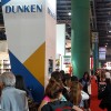 Muitas pessoas visitam a feira do livro mais movimentada do mundo de língua espanhola e encontram o lançamento literário 