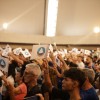 Durante a palavra do fundador do Templo da Paz, peregrinos erguem as tradicionais bandeirinhas do Brasil e da Religião do Terceiro Milênio.