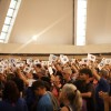 Brasília/DF - Durante a palavra do fundador do Templo da Paz, peregrinos erguem as tradicionais bandeirinhas do Brasil e da Religião do Terceiro Milênio.