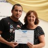 La profesora Sandra Strajch entrega el diploma a uno de los alumnos del curso Opcionales de Pastelería Nivel 2.