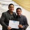 El profesor Ronald Mendoza Calle entrega el diploma a su alumno de Panadería Profesional Nivel 1