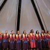 Coral Comunitário Nair Torres, da LBV, formado por dezenas de mulheres legionárias de todo o Brasil, entoa a música Homenagem à Maria Santíssima.