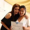 La profesora Bettina Lorenzo entrega el diploma a una de sus alumnas de Organización de Eventos.
