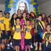 Florianopolis, SC — Crianças exibem, contentes, os kits de materiais pedagógicos que receberam da LBV. A ação ajudará centenas de crianças a permanecerem na escola.
